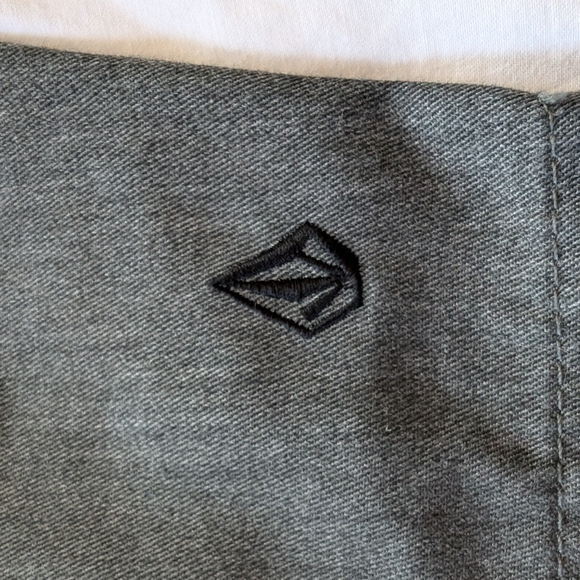 Boys Volcom Gray Shorts - Size 27 - Picture 3 of 5